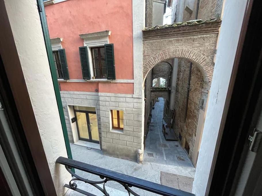 Апартаменты A Due Passi Da Piazza Grande Монтепульчано Экстерьер фото